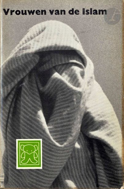 Vrouwen van de Islam.
[Femmes de l’Islam].
A.W. Bruna & Zoom, Utrecht, 1960.
In-8 (17,5 x 11,5 cm). Édition originale brochée, signée par M. Riboud en page de titre et par R. Burri, F. Horvat, E. Erwitt en pp. 48-49 avec l’indication des crédits photographiques. 154 pp. Photographies en noir et blanc (Foto’s Magnum) de René Burri (4), Henri Cartier-Bresson (9), Elliot Erwitt (4), Franck Horvat (4), Sergio Larrain (13), Marc Riboud (20) et Jeanloup Sieff (3), texte de Assia Djebar. Couverture souple illustrée.