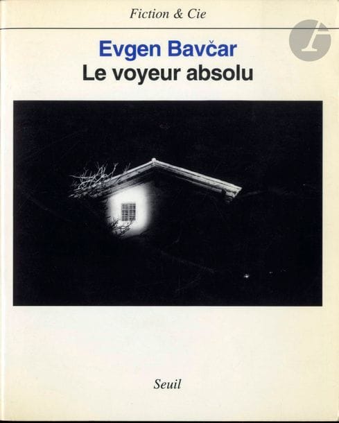BAVCAR, EVGEN (1946)
Le voyeur absolu.
Seuil, Paris, 1996. 
In-8 (20,5 x 16,5 cm). Édition originale brochée, signée par Evgen Bavcar. 112 pp. 
31 photographies en noir et blanc avec un choix de textes du photographe. Couverture souple avec illustration. Signature manuscrite sur un carton braille avec dessin en papiers collés.