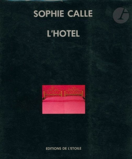 CALLE, SOPHIE (1953)
L’hôtel.
Éditions de l’Etoile, 1984.
In-8 (21 x 19 cm). Édition originale brochée. 
107 pp. Couverture souple illustrée sous jaquette noire à rabats illustrée.
