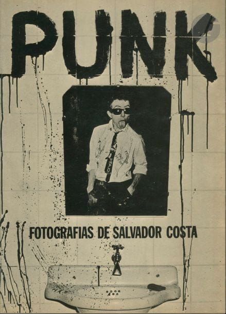 COSTA, SALVADOR
Punk.
Producciones Editoriales, 1977.
In-4 (30 x 21,5 cm). Édition originale brochée. Texte en espagnol de Jordi Vargas. 96 pp. Un reportage sur les punks londoniens en 1976 et 1977. Couverture souple illustrée.