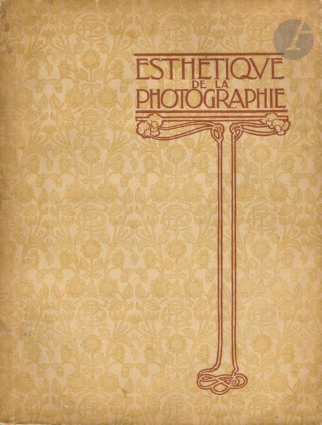 PICTORIALISME
Esthétique de la photographie.
Photo-club de Paris, 1900.
In-4 (33 x 25 cm). Édition originale dédicacée et signée par Bucquet. Sous la direction de Paul Bourgeois. 146 pp. Planches d’après des photographies de Demachy, Puyo, Wallon, Bergeon, Bourgeois, Bucquet, Coste, Jacquin et divers. Couverture souple illustrée de style Art Nouveau.