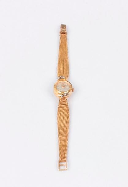 Montre de dame en or 18K (750), cadran rond agrémenté de petits diamants ronds, bracelet ruban en or 18K, mouvement mécanique. Poids brut : 23,6 g