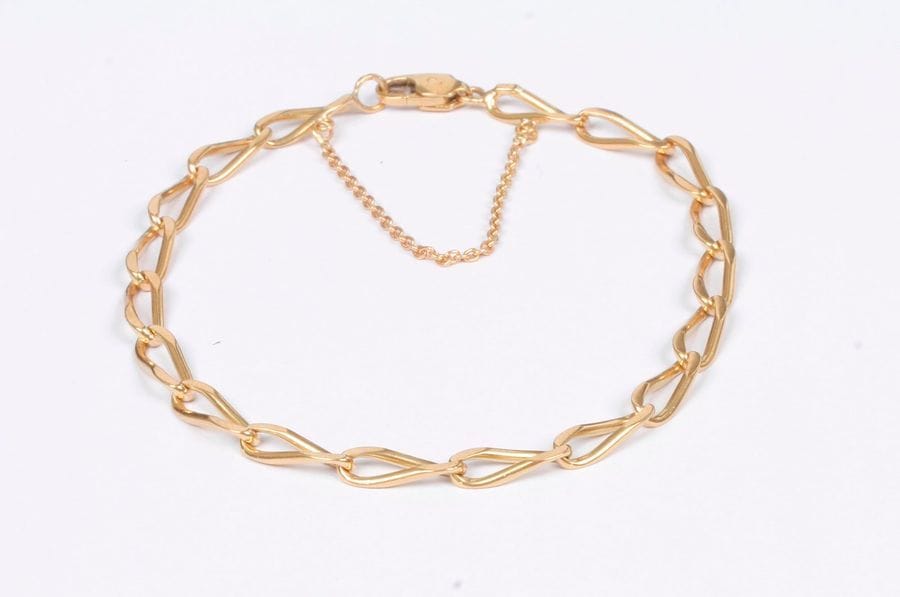Bracelet en or 18K (750), articulé de maillons gourmettes. Poids : 10 g