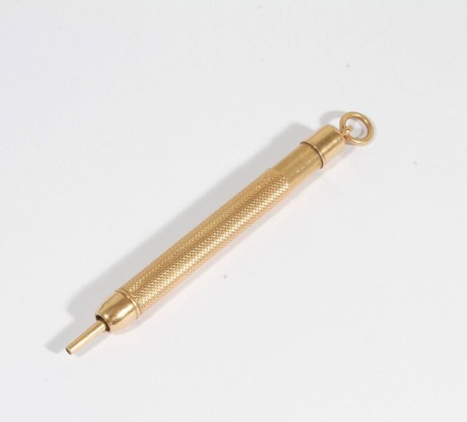 Porte-mine en or 18K (750) guilloché. Travail français du début du XXe siècle. Poids brut : 14,4 g