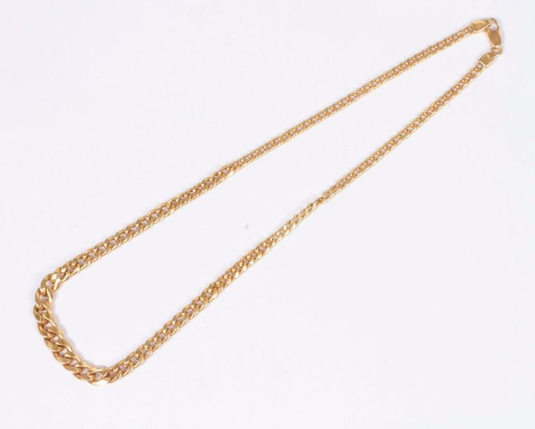 Chaîne en or 18K (750), articulée de maillons gourmettes en chute. Poids : 10,6 g