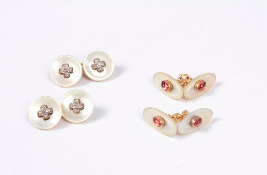 Lot de deux paires de boutons de manchettes en or 18K (750), ornés de nacre, de diamants taillés en roses ou de pierres rouges. Poids brut : 12,7 g