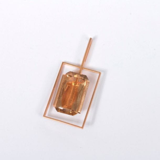 Pendentif en or rose 18K (750), orné d'un quartz fumé de forme rectangulaire taillé à pans. Hauteur : 5,1 cm environ. Poids brut : 13,4 g