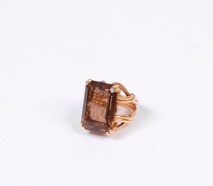 Bague en fils d'or 18K (750), ornée d'un quartz fumé de forme rectangulaire, taillé à pans. Tour de doigt : 49. Poids brut : 14,9 g