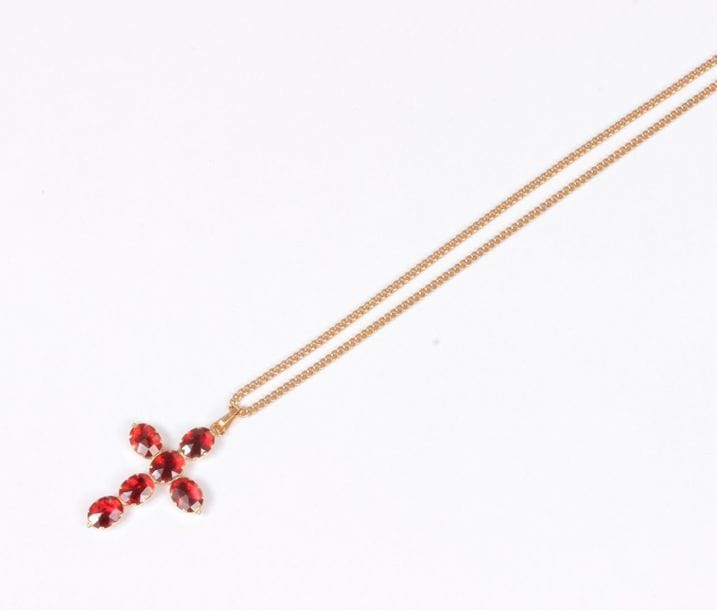 Croix pendentif en or 18K (750), sertie de grenats, coulissant sur une chaîne en or 18K. Poids brut : 18,7 g