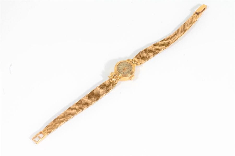 Montre de dame en or 18K (750), cadran rond, bracelet ruban en or 18K. Poids brut : 25,1 g