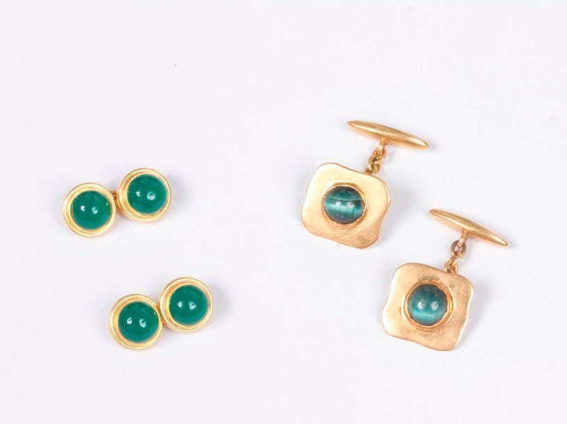 Lot de deux paires de boutons de manchettes en or 18K (750), les uns sertis de chrysoprase, les autres agrémentés de quartz œil de faucon. Poids brut : 20 g (fêles)