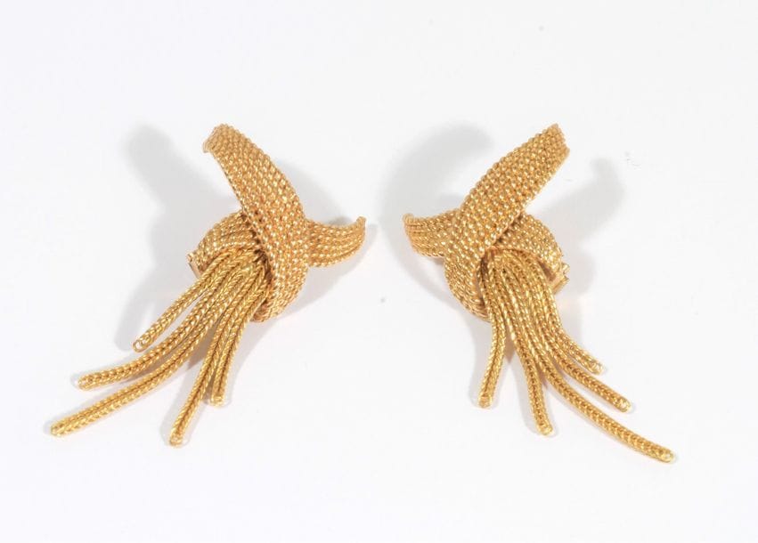 Paire de clips d'oreilles en fils d'or 18K (750) cordé noués, terminés par des floches. Travail français des années 1960. Hauteur : 5,3 cm environ. Poids : 16,4 g