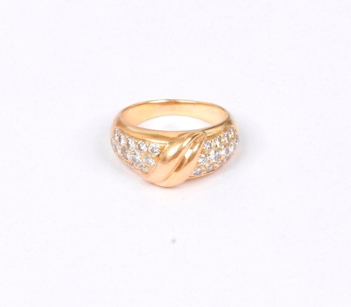 Bague en or 18K (750), ornée de diamants ronds pavés sur trois lignes séparés par deux S. Tour de doigt : 54. Poids brut : 11,1 g
