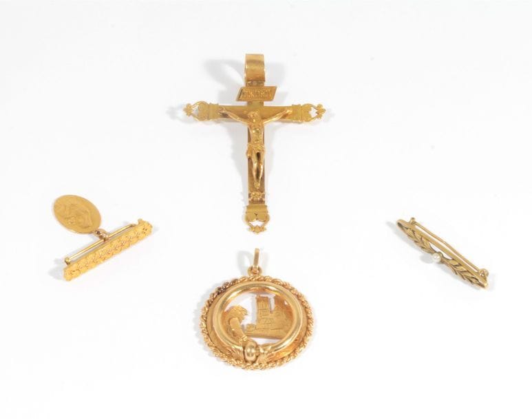 Pendentif en or 18K (750) portant un Christ en croix. Poinçon pour les départements, septembre-août 1819. On joint deux épingles de baptême et un pendentif orné du Bossu de Notre Dame. Poids : 35,4 g