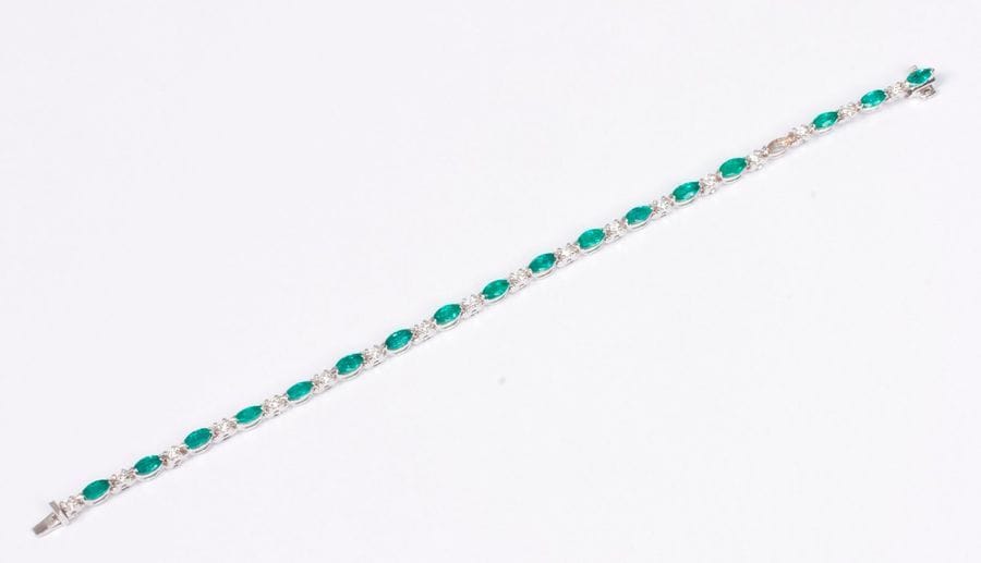 Bracelet en or gris 18K (750), articulé de diamants ronds et d'émeraudes navettes. Longueur : 18,5 cm environ. Poids brut : 10,6 g (manque)