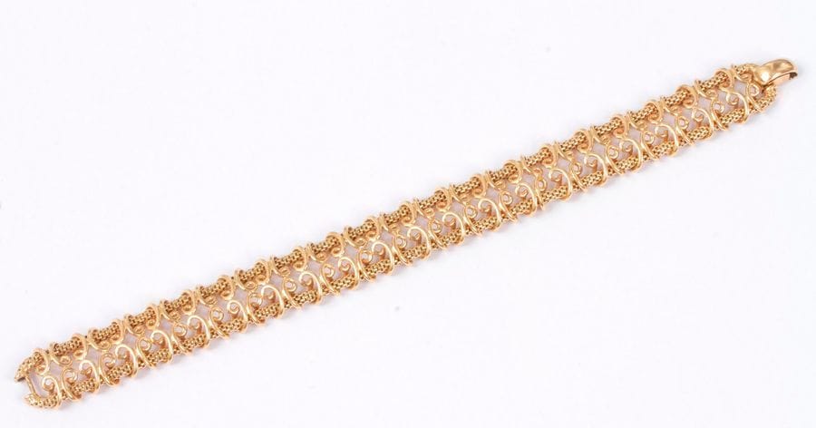 Bracelet ruban ajouré en or 18K (750). Longueur : 18,3 cm environ. Poids : 38,6 g