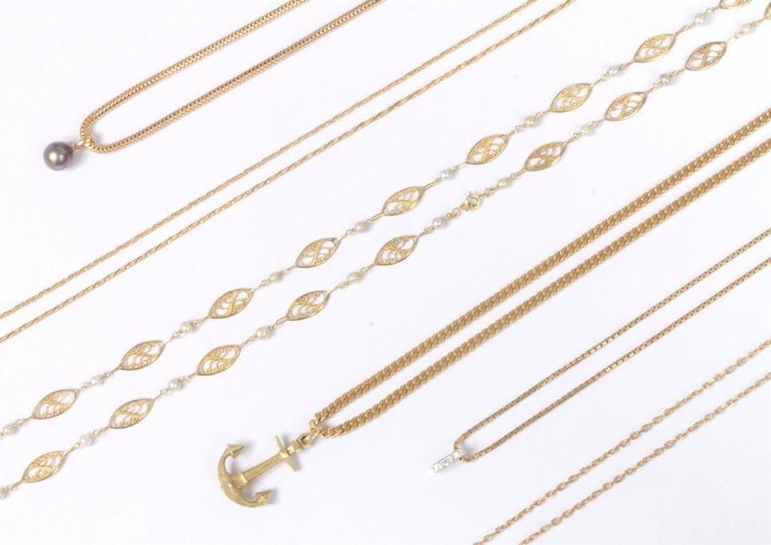 Lot de 6 colliers en or 18K (750), dont l'un en maillons filigranés scandés de perles de culture, un autre retenant en pendentif une perle de culture grise, le 3e orné d'une ancre, le 4e agrémenté d'un pendentif serti de diamants ronds. Poids brut : 118,5 g
