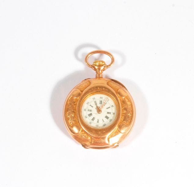 Montre de col en or 18K (750). Mouvement à remontoir. Boîtier gravé.
Poids brut : 20,9 g