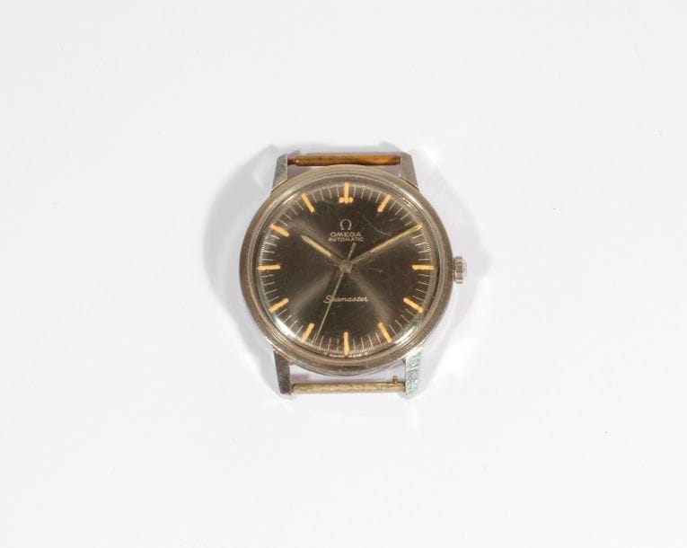 OMEGA Seamaster. 
Montre bracelet pour homme en acier de forme ronde, cadran gris, index formant les heures, mouvement à remontage mécanique, boîtier à fond vissé.
Cadran, boîtier et mouvement signés.