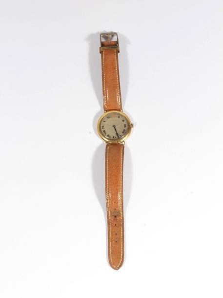 LONGINES. Montre bracelet pour femme en or 18K (750), n°2945251.
Cadran  argenté à décor rayonnant, index chiffres romains formant les heures, mouvement à remontage mécanique, bracelet en cuir.
Poids brut : 27 g.