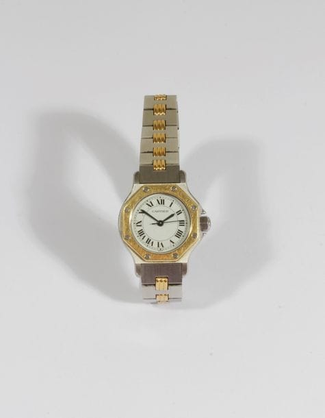 CARTIER. Montre bracelet de dame en or 18K (750) et acier modèle Santos. n°090772220.
Cadran blanc, index chifres romains formant les heures, mouvement mécanique à remontage automatique, bracelet en or et acier à boucle déployante signée.