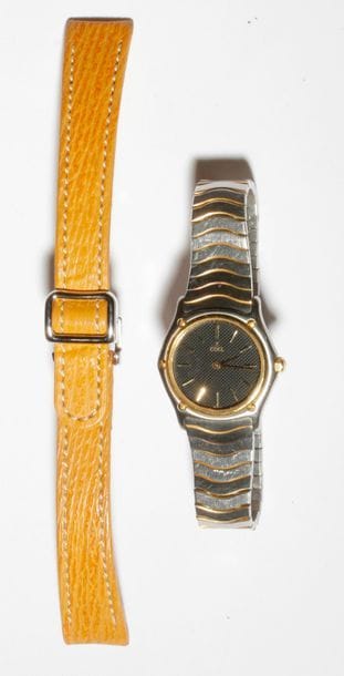 EBEL vers 1990. N°181908
Montre bracelet pour femme en métal doré et acier, cadran noir index bâtons appliqués formant les heures, mouvement à quartz (fonctionne), bracelet en métal doré et acier signé.
La montre est accompagnée d'un bracelet en cuir et d'une boucle déployante signée.
