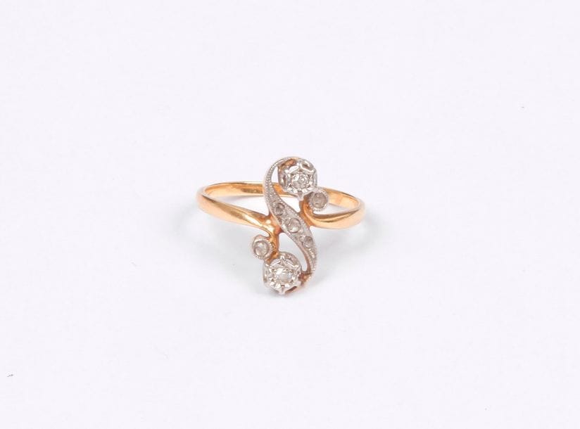 Bague croisée en or 18K (750), agrémentée de diamants ronds de taille ancienne et taillés en roses. Tour de doigt : 54/55. Poids brut : 3,2 g