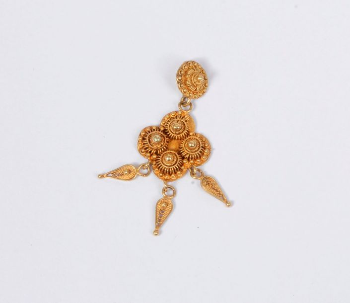 Pendentif en or 18K (750), orné de motifs filigranés. Hauteur : 4,5 cm environ. Poids : 5,3 g