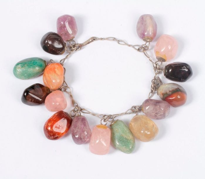 Bracelet en métal orné de pierres dures variées (citrines, améthystes, quartz rose…) en pampilles.
