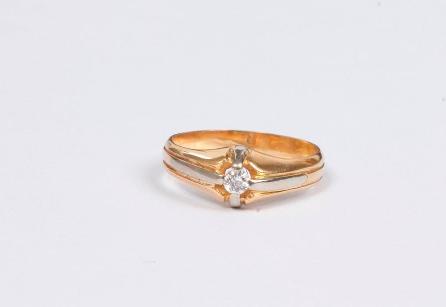 Bague en or 18K (750), ornée d'un diamant rond. Tour de doigt : 57. Poids brut : 5,3 g