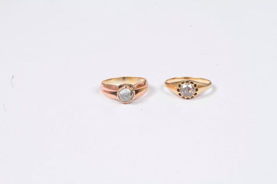 Lot de deux bagues en  or :1 en 14K (585) et l’autre en 18K (750), chacune ornée d'un diamant taillé en rose.
Poids brut : 6,4 g  