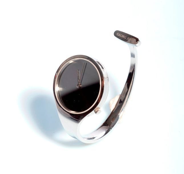 TORUN pour GEORG JENSEN. Montre asymétrique en acier, fond miroir, index muet, mouvement quartz. Signée.