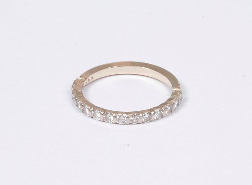 Demi-alliance en platine et en or gris 18K (750) sertie de 14 diamants ronds. Tour de doigt : 53. Poids brut : 2,5 g