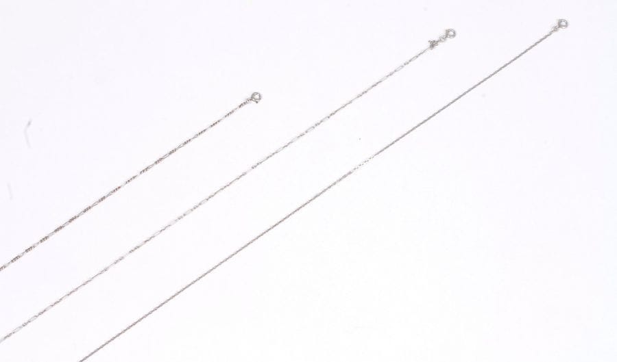 Lot de chaînes et bris en or gris 18K (750) ou platine. Poids : 8,3 g