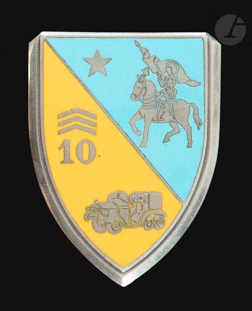 Insigne du 10e Groupe Autonome porté de Chasseurs d’Afrique 2e modèle Sainte Jeanne d’Arc (en argent émail laiteux, couleurs plus vives) Dr Ber.