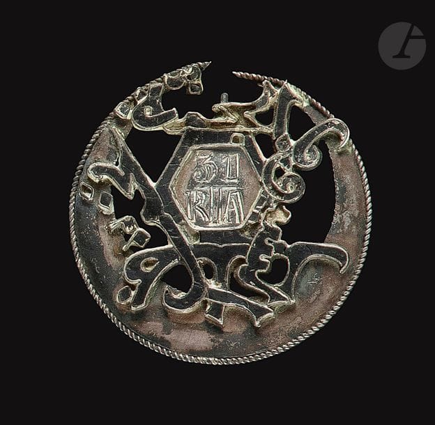 Rarissime insigne du 31e RTA (S et T n°149) dissous à Constantine le 25 Août 1940. Fabrication artisanale, seul exemplaire connu.