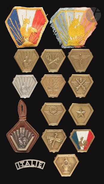15 insignes du CEF en Italie dont barrette Italie, Artillerie, FTA, Etat-Major Service de Santé, Service des Essences, Génie [ANC], Train Intendance [ANC].