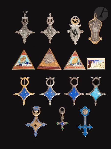 15 insignes sahariens -  GSA Terr Oasis, Touggourt, El Oued, 3x Terr Oasis, Terr Mili Oasis-Ouargla, SOCBT, ZES, 2x Terr Ain-Sefra (1 argent, [EE]), Sites Sah, ZOS. 