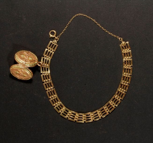 Bracelet en or retenant un médaillon porte photo en or.
Poids brut : 17,2 g

Frais acheteur = 8% HT