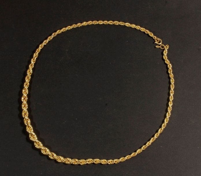 Chaîne en or torsadée brisée.
Poids : 8,8 g

Frais acheteur = 8% HT