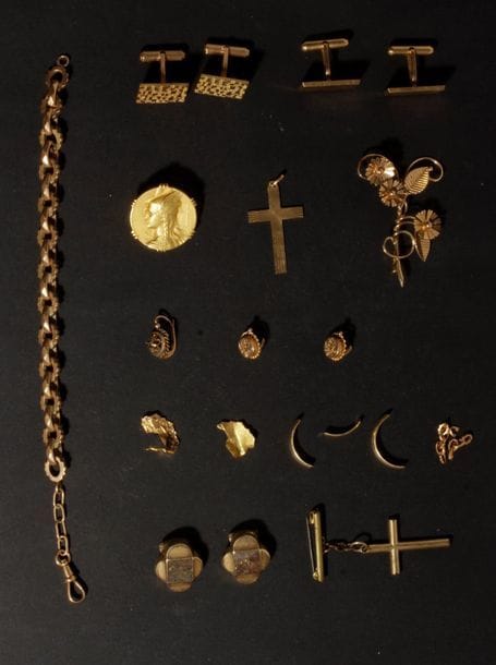 Lot de bijoux en or 18K (1 bracelet "chaine", 2 paires de boutons de manchette, 1 médaille "tête de femme à casque ailé", 1 pendentif croix, 3 petites boucles d'oreille, 1 broche" fleurs")
et des bris d'or (1 alliance, 1 médaille de vierge sans bélière, 1 morceau de chaîne).
Poids brut : 62,6 g
On joint un pendentif croix et une paire de boucles d'oreille en métal.

Frais acheteur = 8% HT