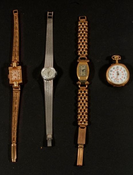 Lot de 4 montres en or 18K (1 montre de poche, 1 montre en or blanc, 2 montres avec bracelets en métal, )
Poids brut : 92,1 g

Frais acheteur = 8% HT