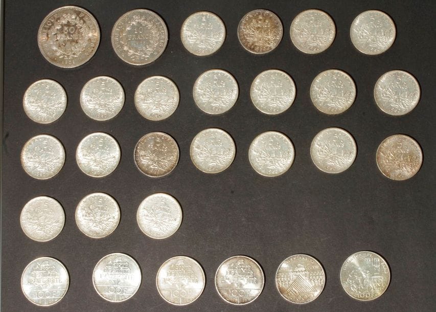 lot de 28 pièces françaises en argent.
- 1 pièce de 50 Francs en argent. Type Hercule. 1978
- 1 pièce de 10 Francs en argent. Type Hercule. 1965
- 6 pièces de 100 Francs en argent. commémoratives. 1988 - 1989 (3) - 1993 - 1994
- 21 pièces de 5 Francs en argent. Type Semeuse. 1960 (20) - 1969
On joint 8 pièces en argent. Poids: 111,6 g
- 2 pièces de 1/2 Dollars. 1937 - 1964
- 2 pièces de 100 Pesetas. 1966 (2)
- 1 pièce de 25 Schillings Autrichie. Wolfgang Amadeus.
- 1 pièce de 5 Francs suisse. Bouclier. 1967
- 1 pièce de 2 Francs suisse. Helvetia. 1920
- 1 pièce de 500 Lires. Caravelles.
On joint divers pièces dont : Polynésie (5), Monaco (4), 10 Francs - 1987 (5).

Frais acheteur = 8% HT