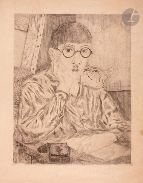 Léonard-Tsuguharu Foujita 
(1886-1868) 
Autoportrait au chat. 1926. Pointe sèche. 352 x 450. Buisson 26.64. Bonne épreuve sur vélin, d’un tirage de la Chalcographie du Louvre, sans son timbre sec. Rousseurs, taches, empoussiérage, courts plis cassés (l’épreuve ayant été roulée). Toutes marges.