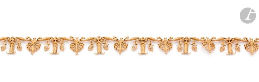 ZOLOTAS
Collier en or jaune 18K (750), articulé de palmettes et de fleurs stylisées. Signé. Travail grec. 
Longueur : 42 cm environ. 
Poids : 68,2 g