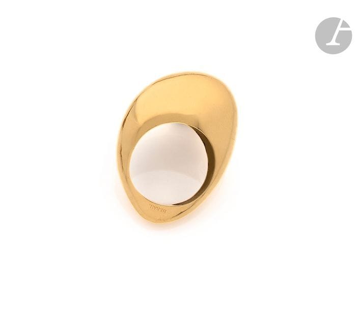 HERAIL
Bague large en or jaune 18K (750) au bombé asymétrique. Signée. Porte le numéro 16. Travail français des années 1970. 
Tour de doigt : 54/55. 
Poids : 14,1 g