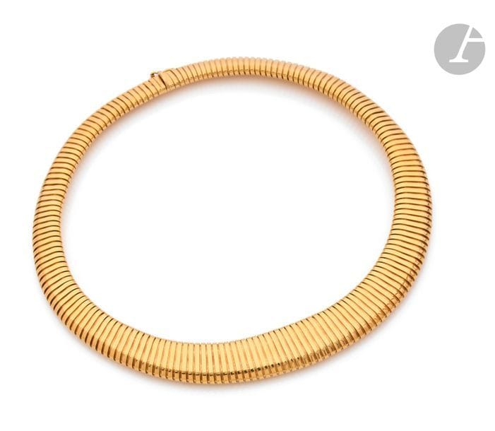 Collier tubogaz plat en or 18K (750), le décolleté élargi. 
Longueur : 41 cm environ. 
Poids : 42,7 g