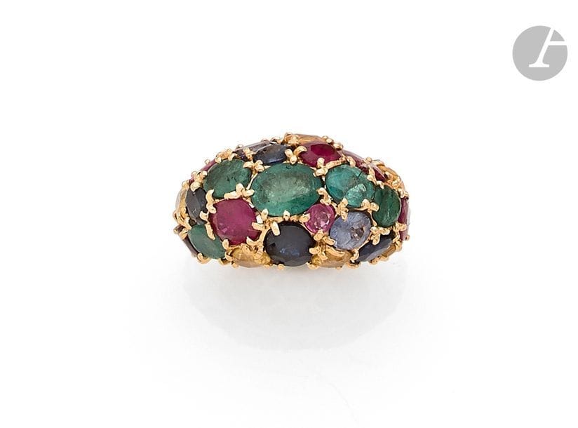 Bague bombée tutti frutti en or jaune 18K (750), sertie de saphirs, d’émeraudes et de rubis. 
Tour de doigt : 52. 
Poids brut : 15,1 g (accident)