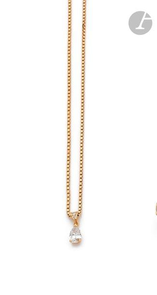 Pendentif en or 18K (750) orné d’un diamant taillé en goutte, la bélière agrémentée de diamants ronds, coulissant sur une chaîne en or 18K. 
Poids brut : 9,5 g