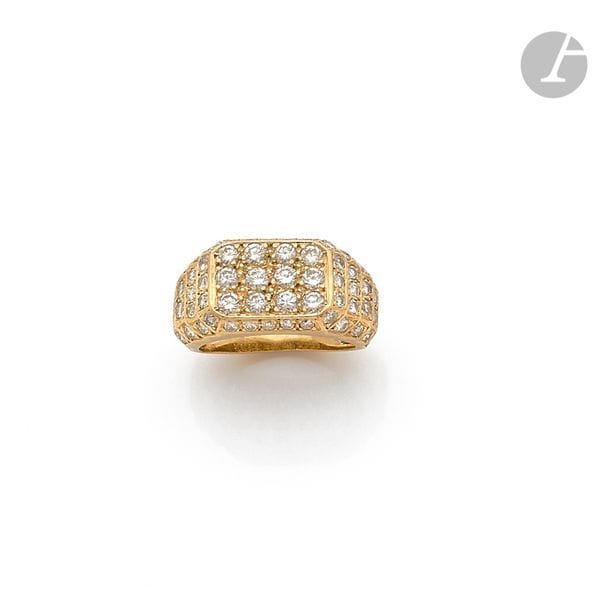 Bague de petit doigt en or 18K (750), le chaton et l’épaulement pavés de diamants ronds. 
Tour de doigt : 45/46. 
Poids brut : 7,9 g